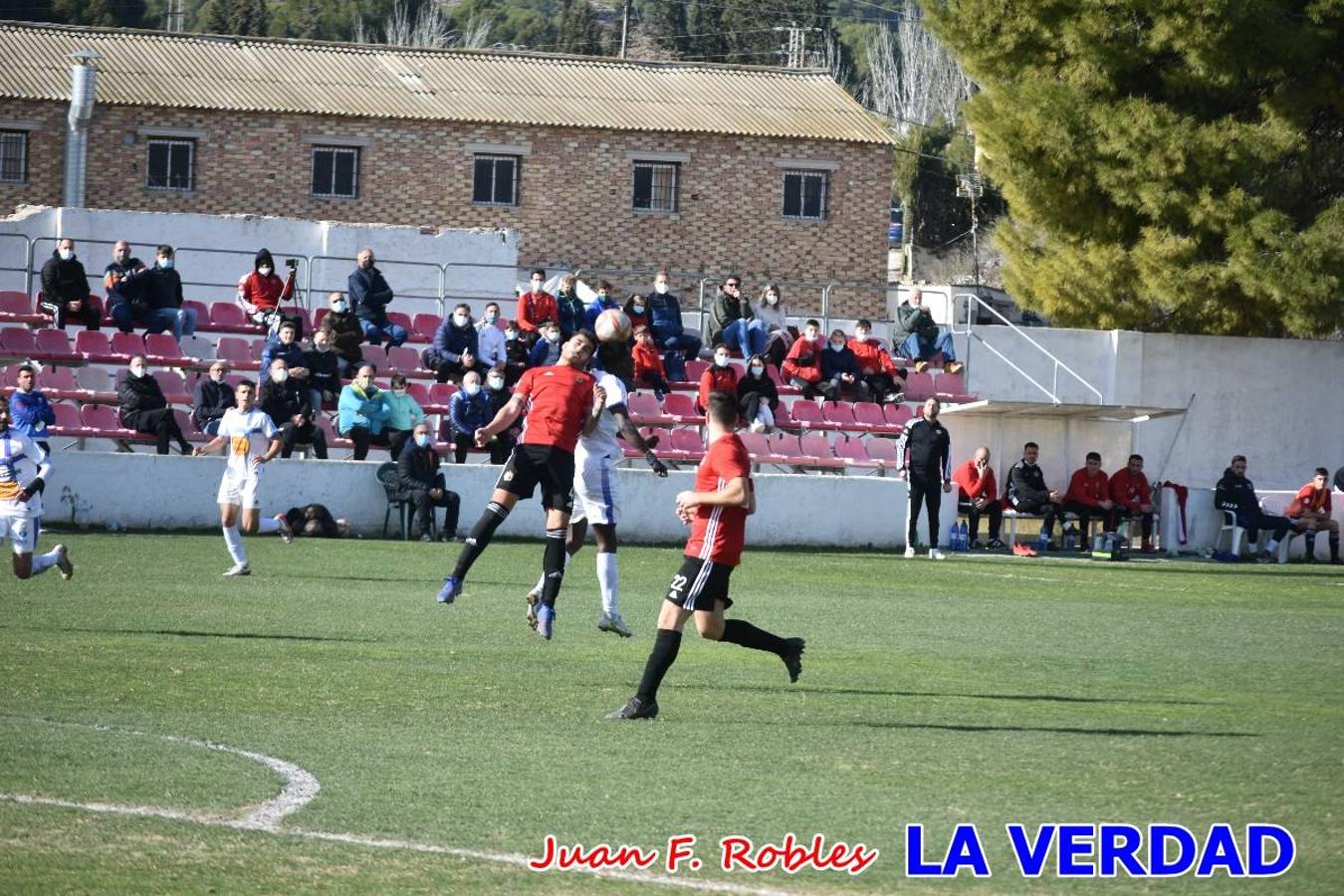 El defensa agarra a Gladison impidiendo que pueda rematar. Un empate con sabor a poco para comenzar el año en El Morao. Tras empatar el partido, el equipo caravaqueño gozó de varias oportunidades para alzarse con la victoria pero, una vez más, las decisiones arbitrales impidieron que así fuera. 