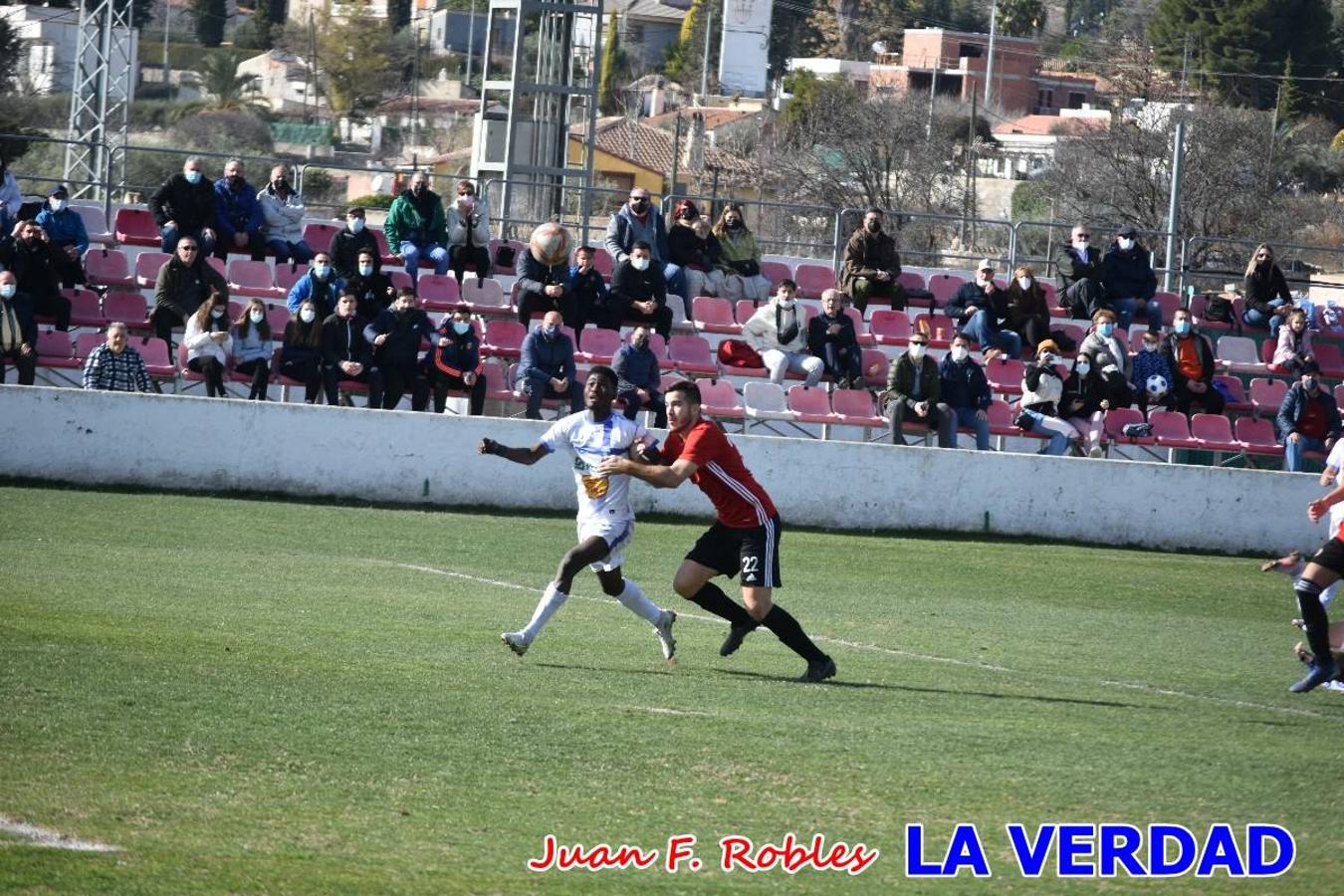 El defensa agarra a Gladison impidiendo que pueda rematar. Un empate con sabor a poco para comenzar el año en El Morao. Tras empatar el partido, el equipo caravaqueño gozó de varias oportunidades para alzarse con la victoria pero, una vez más, las decisiones arbitrales impidieron que así fuera. 