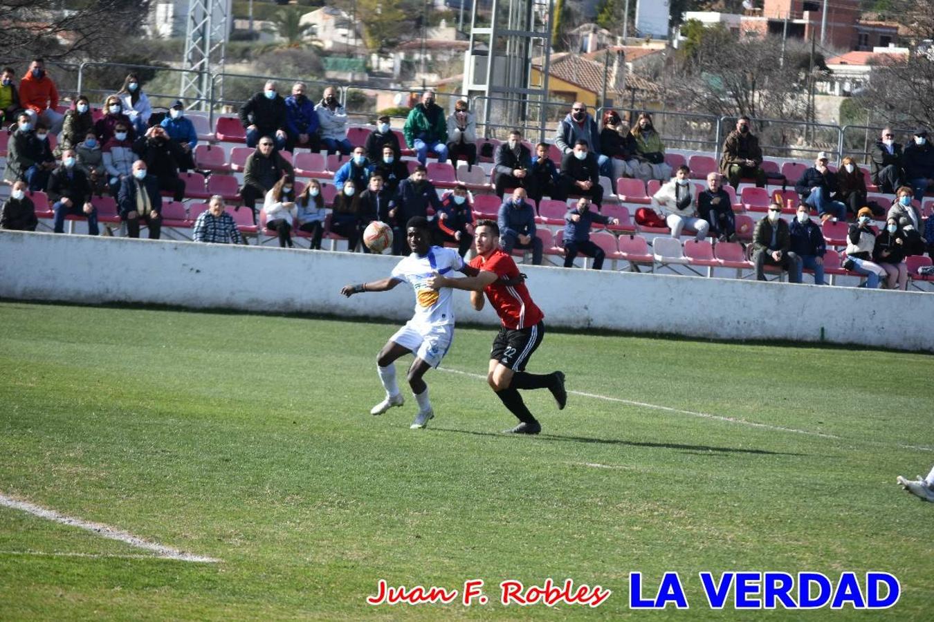 El defensa agarra a Gladison impidiendo que pueda rematar. Un empate con sabor a poco para comenzar el año en El Morao. Tras empatar el partido, el equipo caravaqueño gozó de varias oportunidades para alzarse con la victoria pero, una vez más, las decisiones arbitrales impidieron que así fuera. 