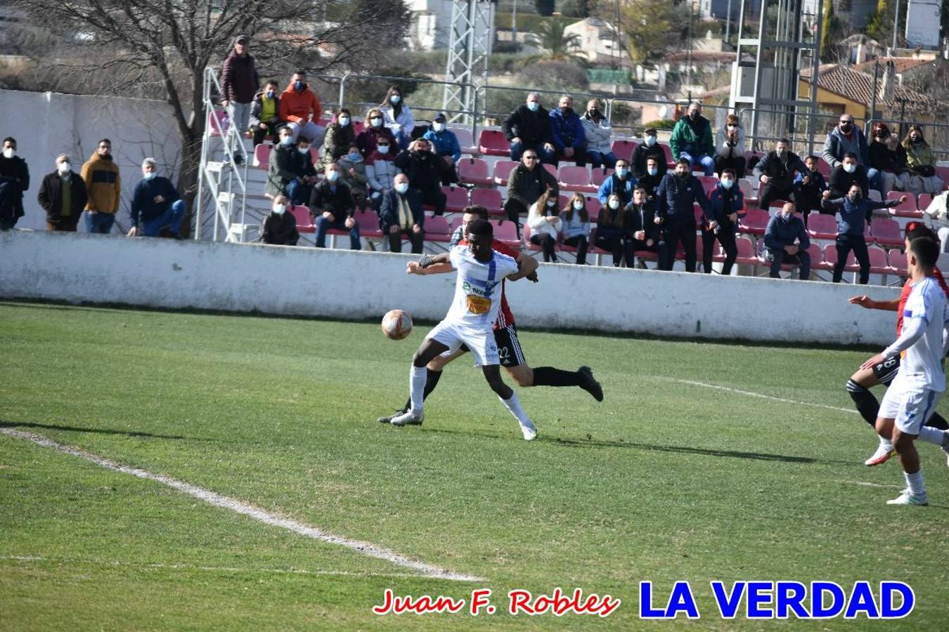 El defensa agarra a Gladison impidiendo que pueda rematar. Un empate con sabor a poco para comenzar el año en El Morao. Tras empatar el partido, el equipo caravaqueño gozó de varias oportunidades para alzarse con la victoria pero, una vez más, las decisiones arbitrales impidieron que así fuera. 