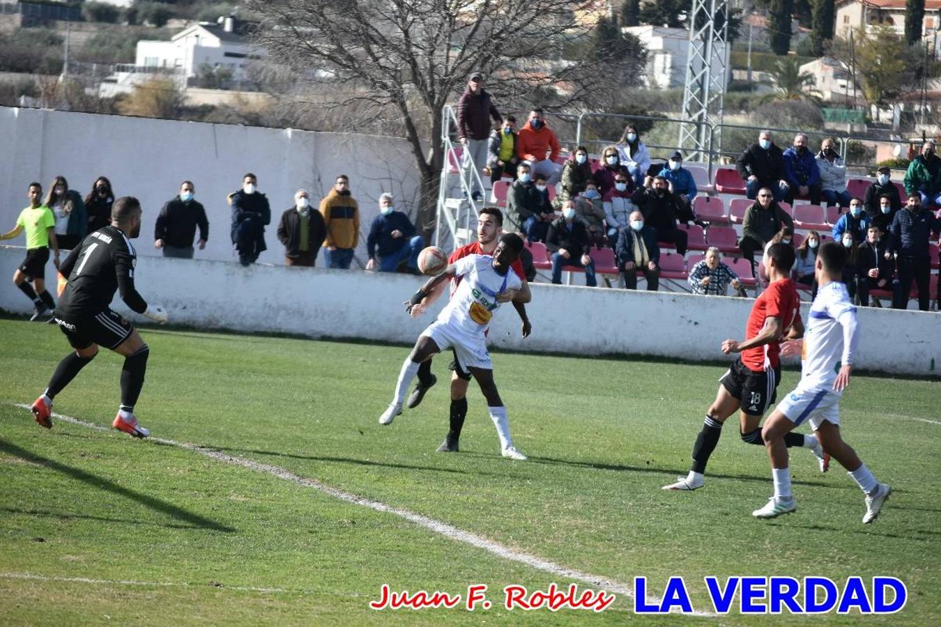 El defensa agarra a Gladison impidiendo que pueda rematar. Un empate con sabor a poco para comenzar el año en El Morao. Tras empatar el partido, el equipo caravaqueño gozó de varias oportunidades para alzarse con la victoria pero, una vez más, las decisiones arbitrales impidieron que así fuera. 