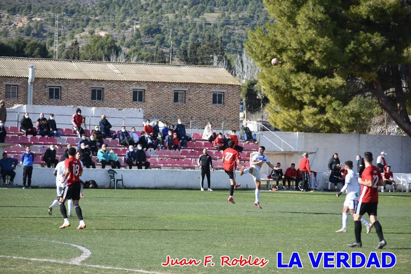 El defensa agarra a Gladison impidiendo que pueda rematar. Un empate con sabor a poco para comenzar el año en El Morao. Tras empatar el partido, el equipo caravaqueño gozó de varias oportunidades para alzarse con la victoria pero, una vez más, las decisiones arbitrales impidieron que así fuera. 