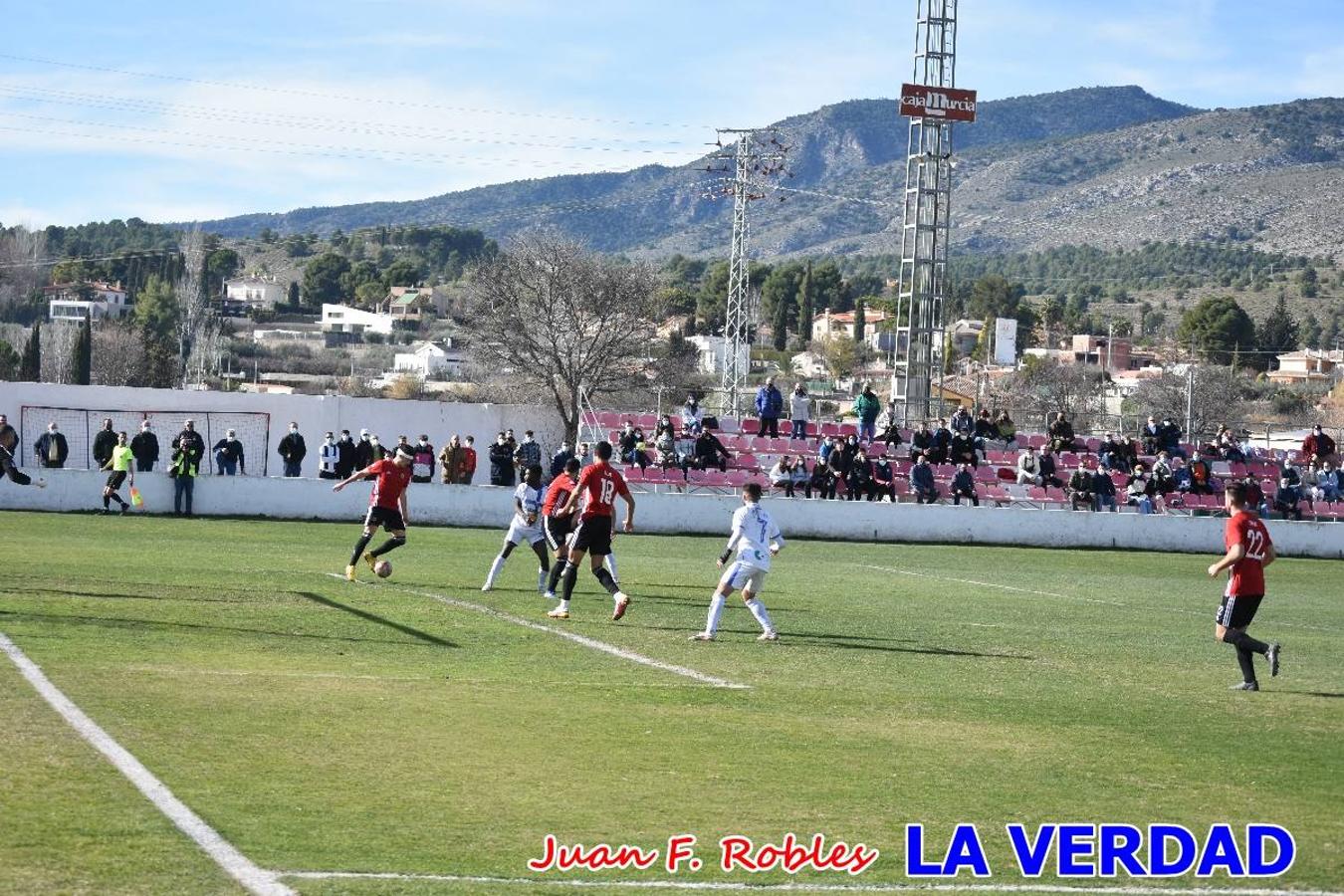 El defensa agarra a Gladison impidiendo que pueda rematar. Un empate con sabor a poco para comenzar el año en El Morao. Tras empatar el partido, el equipo caravaqueño gozó de varias oportunidades para alzarse con la victoria pero, una vez más, las decisiones arbitrales impidieron que así fuera. 