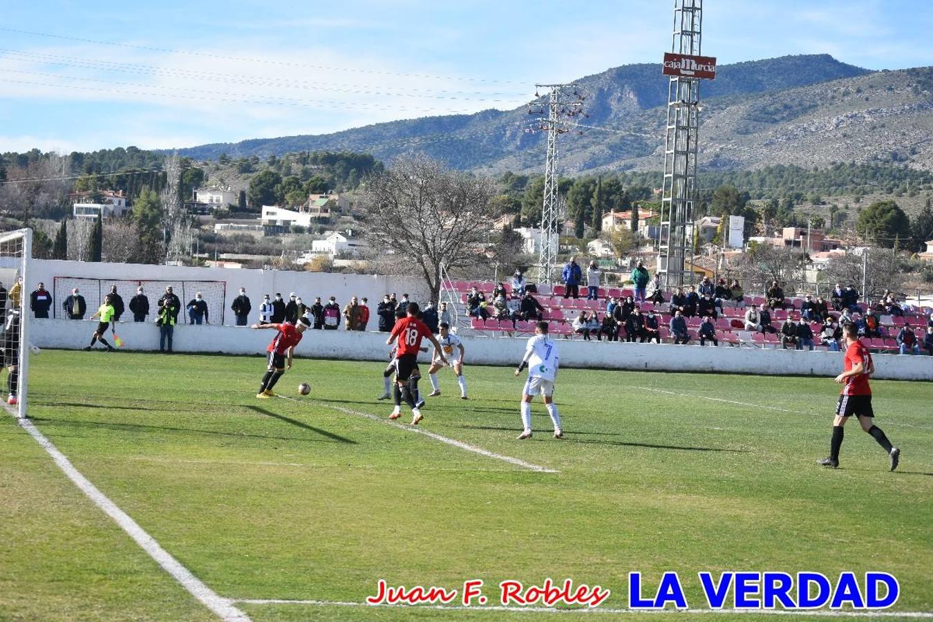 El defensa agarra a Gladison impidiendo que pueda rematar. Un empate con sabor a poco para comenzar el año en El Morao. Tras empatar el partido, el equipo caravaqueño gozó de varias oportunidades para alzarse con la victoria pero, una vez más, las decisiones arbitrales impidieron que así fuera. 