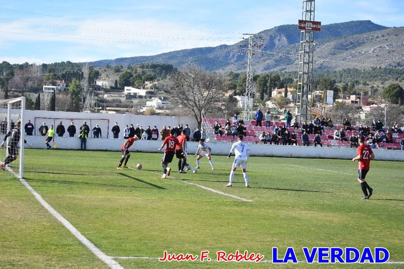 El defensa agarra a Gladison impidiendo que pueda rematar. Un empate con sabor a poco para comenzar el año en El Morao. Tras empatar el partido, el equipo caravaqueño gozó de varias oportunidades para alzarse con la victoria pero, una vez más, las decisiones arbitrales impidieron que así fuera. 