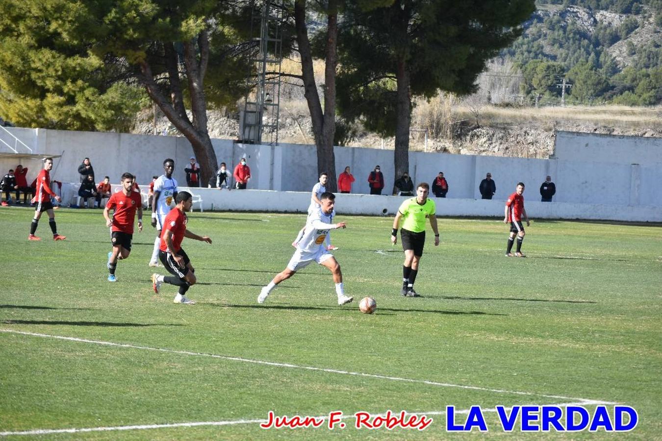 El defensa agarra a Gladison impidiendo que pueda rematar. Un empate con sabor a poco para comenzar el año en El Morao. Tras empatar el partido, el equipo caravaqueño gozó de varias oportunidades para alzarse con la victoria pero, una vez más, las decisiones arbitrales impidieron que así fuera. 