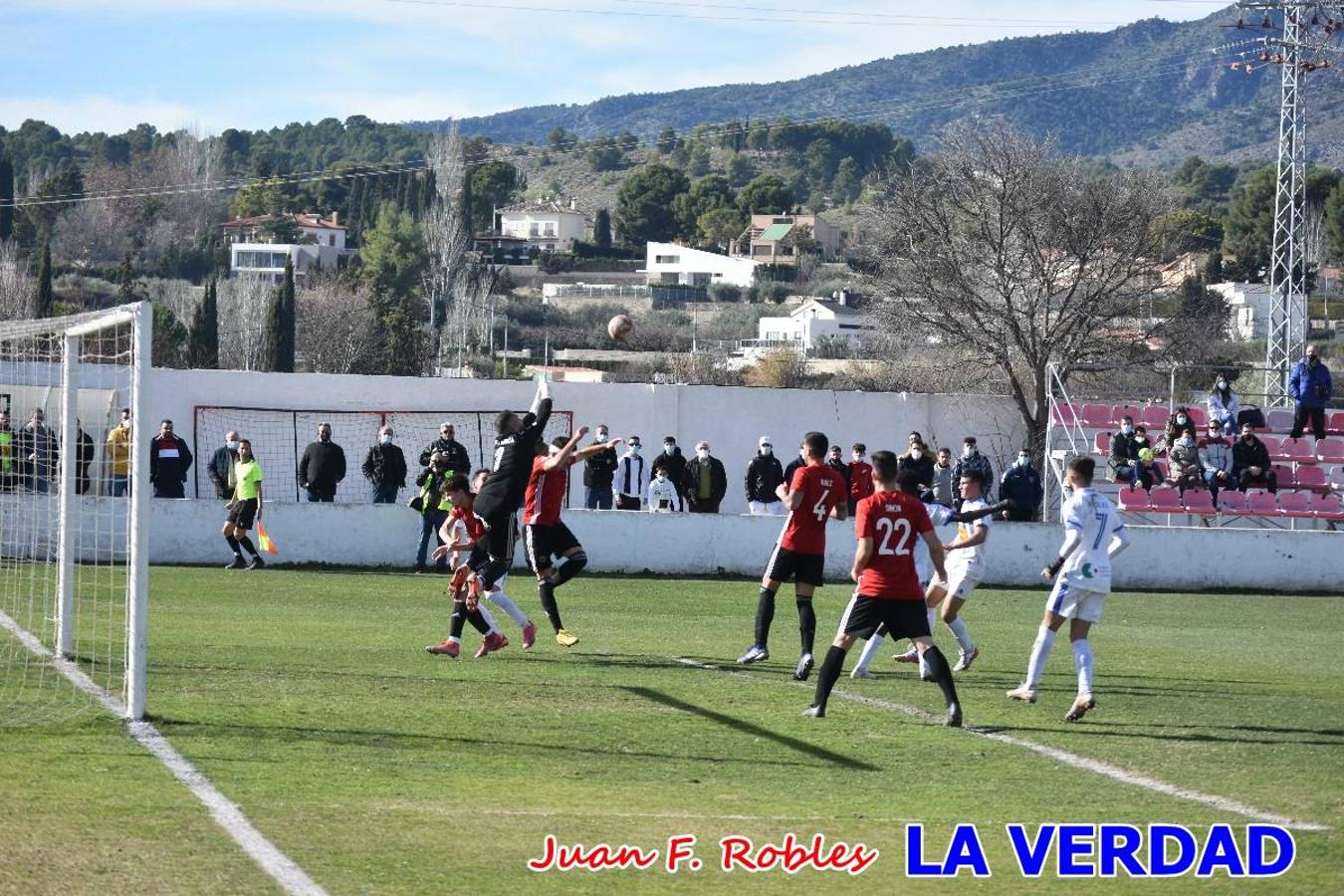 El defensa agarra a Gladison impidiendo que pueda rematar. Un empate con sabor a poco para comenzar el año en El Morao. Tras empatar el partido, el equipo caravaqueño gozó de varias oportunidades para alzarse con la victoria pero, una vez más, las decisiones arbitrales impidieron que así fuera. 