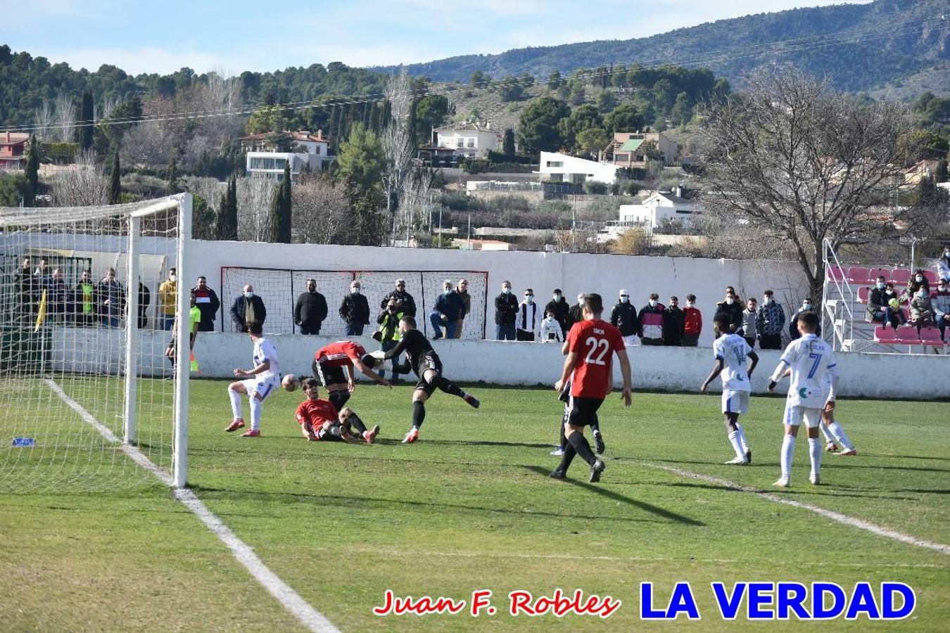 El defensa agarra a Gladison impidiendo que pueda rematar. Un empate con sabor a poco para comenzar el año en El Morao. Tras empatar el partido, el equipo caravaqueño gozó de varias oportunidades para alzarse con la victoria pero, una vez más, las decisiones arbitrales impidieron que así fuera. 