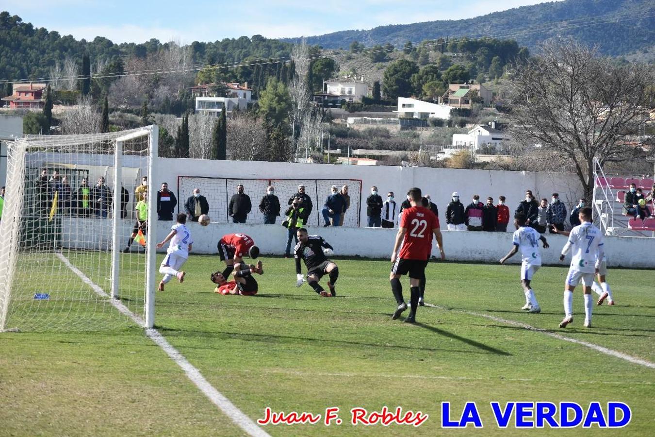 El defensa agarra a Gladison impidiendo que pueda rematar. Un empate con sabor a poco para comenzar el año en El Morao. Tras empatar el partido, el equipo caravaqueño gozó de varias oportunidades para alzarse con la victoria pero, una vez más, las decisiones arbitrales impidieron que así fuera. 