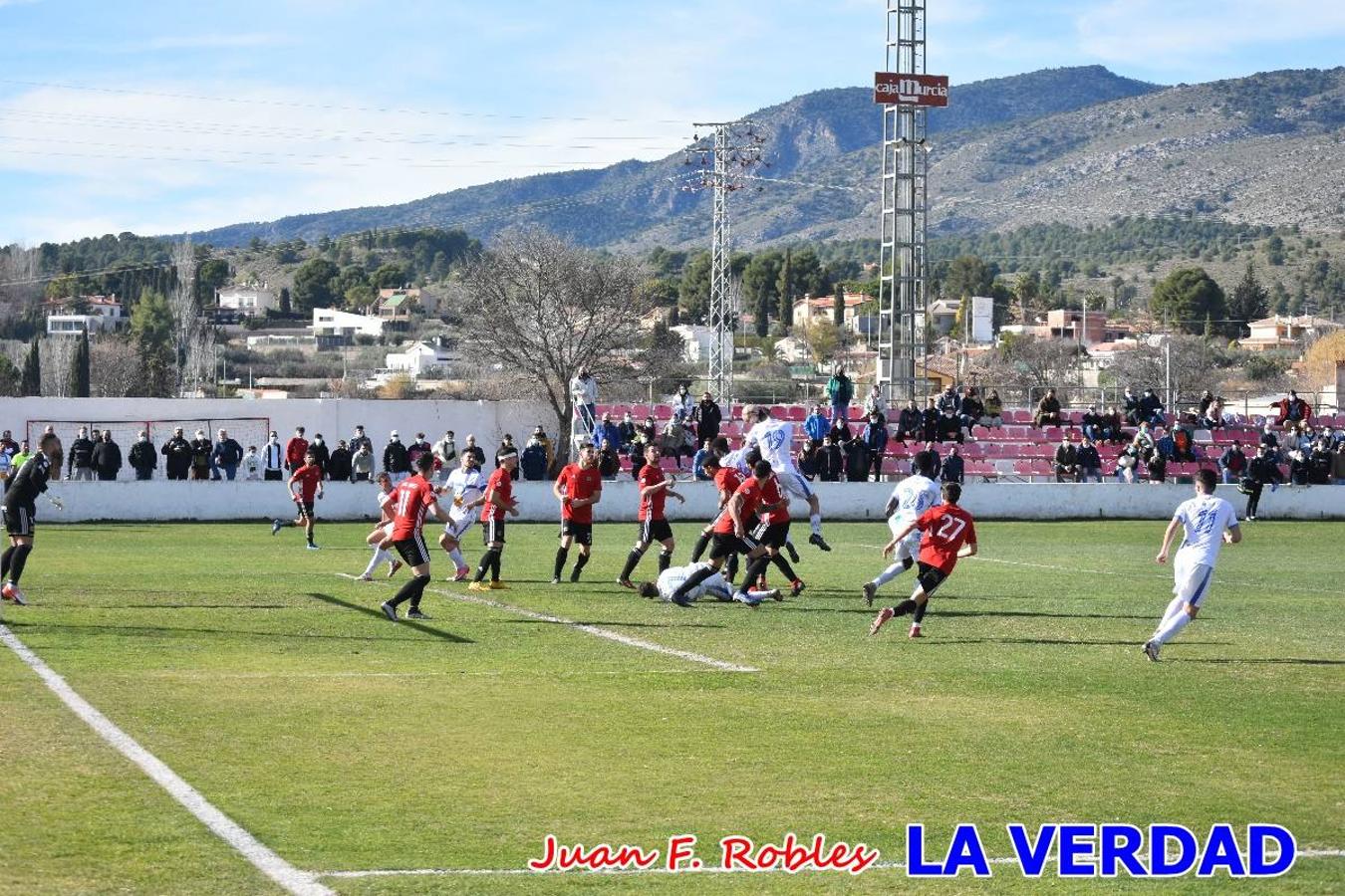 El defensa agarra a Gladison impidiendo que pueda rematar. Un empate con sabor a poco para comenzar el año en El Morao. Tras empatar el partido, el equipo caravaqueño gozó de varias oportunidades para alzarse con la victoria pero, una vez más, las decisiones arbitrales impidieron que así fuera. 