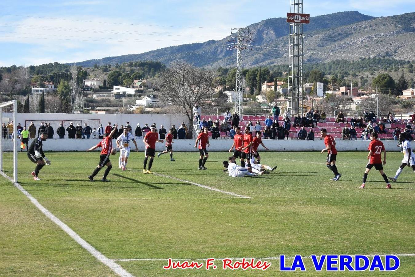 El defensa agarra a Gladison impidiendo que pueda rematar. Un empate con sabor a poco para comenzar el año en El Morao. Tras empatar el partido, el equipo caravaqueño gozó de varias oportunidades para alzarse con la victoria pero, una vez más, las decisiones arbitrales impidieron que así fuera. 