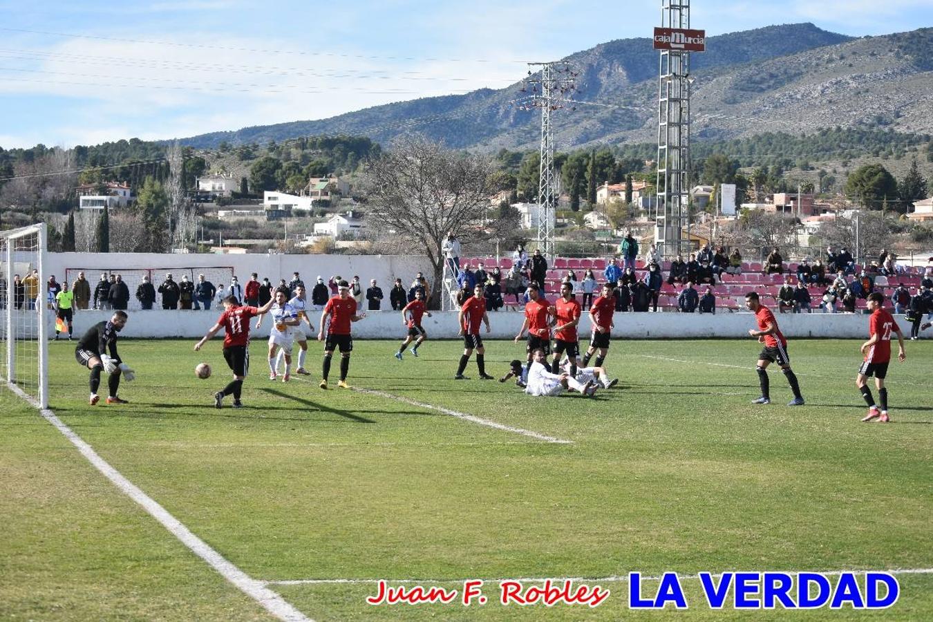 El defensa agarra a Gladison impidiendo que pueda rematar. Un empate con sabor a poco para comenzar el año en El Morao. Tras empatar el partido, el equipo caravaqueño gozó de varias oportunidades para alzarse con la victoria pero, una vez más, las decisiones arbitrales impidieron que así fuera. 