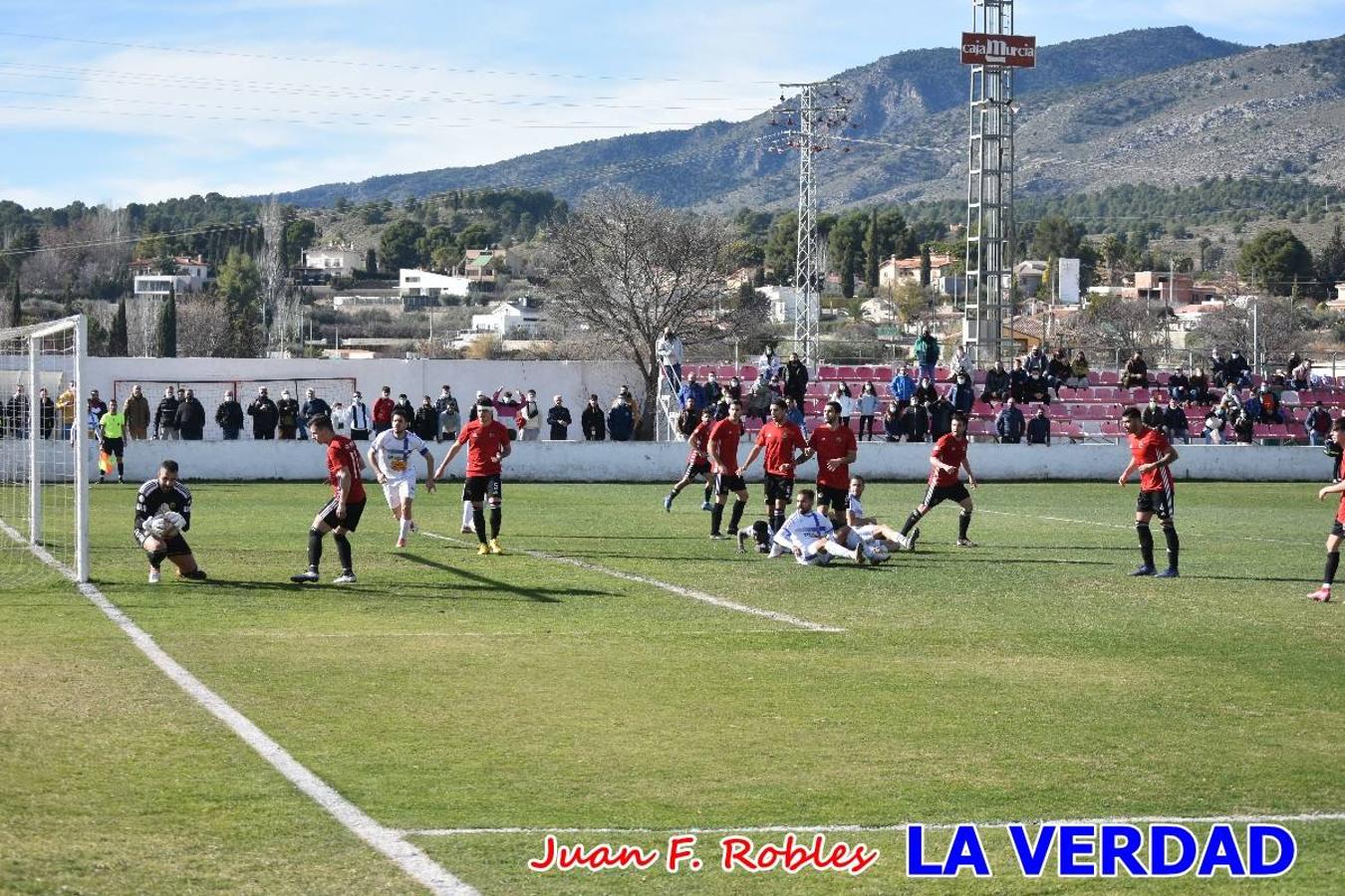 El defensa agarra a Gladison impidiendo que pueda rematar. Un empate con sabor a poco para comenzar el año en El Morao. Tras empatar el partido, el equipo caravaqueño gozó de varias oportunidades para alzarse con la victoria pero, una vez más, las decisiones arbitrales impidieron que así fuera. 