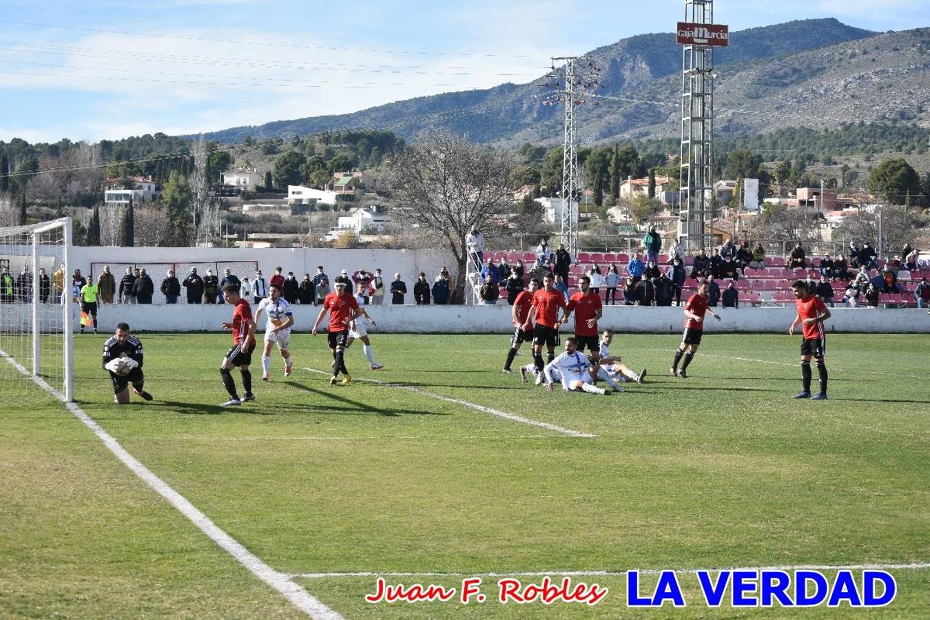 El defensa agarra a Gladison impidiendo que pueda rematar. Un empate con sabor a poco para comenzar el año en El Morao. Tras empatar el partido, el equipo caravaqueño gozó de varias oportunidades para alzarse con la victoria pero, una vez más, las decisiones arbitrales impidieron que así fuera. 