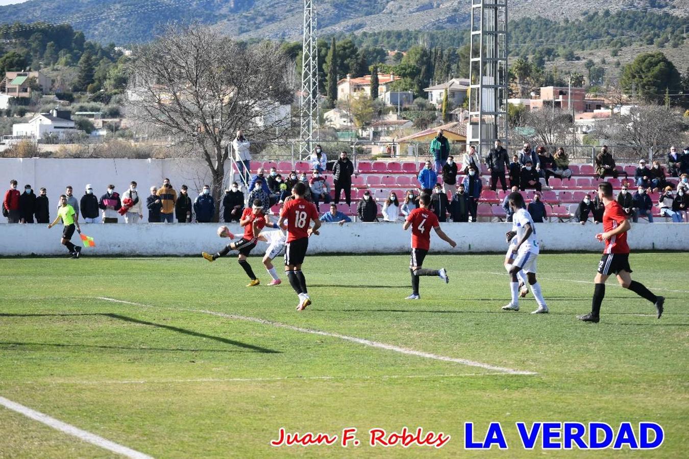 El defensa agarra a Gladison impidiendo que pueda rematar. Un empate con sabor a poco para comenzar el año en El Morao. Tras empatar el partido, el equipo caravaqueño gozó de varias oportunidades para alzarse con la victoria pero, una vez más, las decisiones arbitrales impidieron que así fuera. 