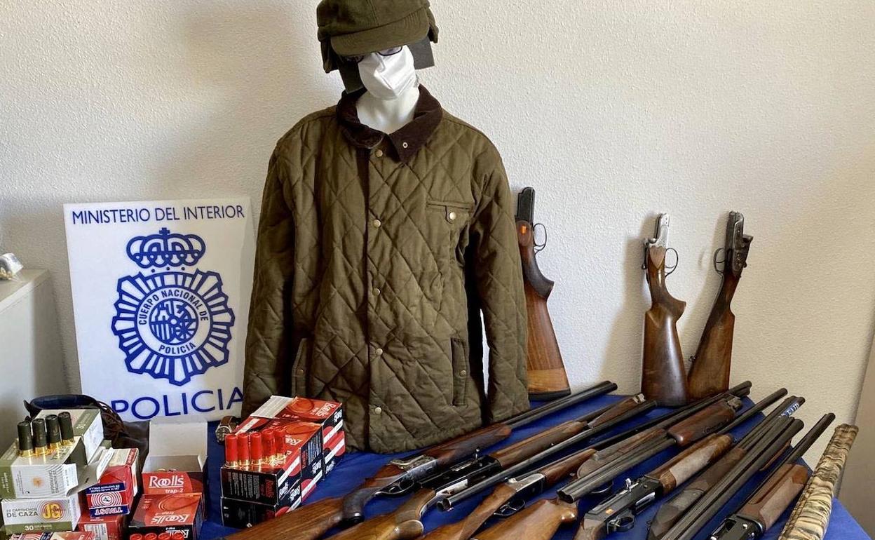 Armas y ropa usada por el sospechoso halladas en el registro de su domicilio. 