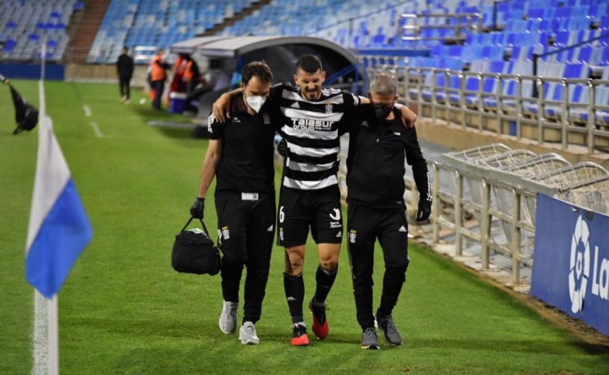 Datkovic se retira del campo lesionado en el partido del curso pasado frente al Zaragoza. 