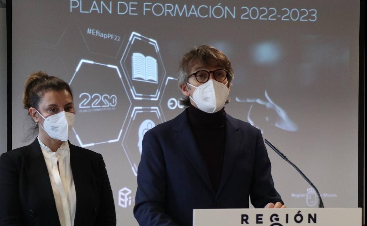 El consejero Luis Alberto Marín y la directora general de Función Pública, Carmen María Zamora, durante la presentación del plan de formación.