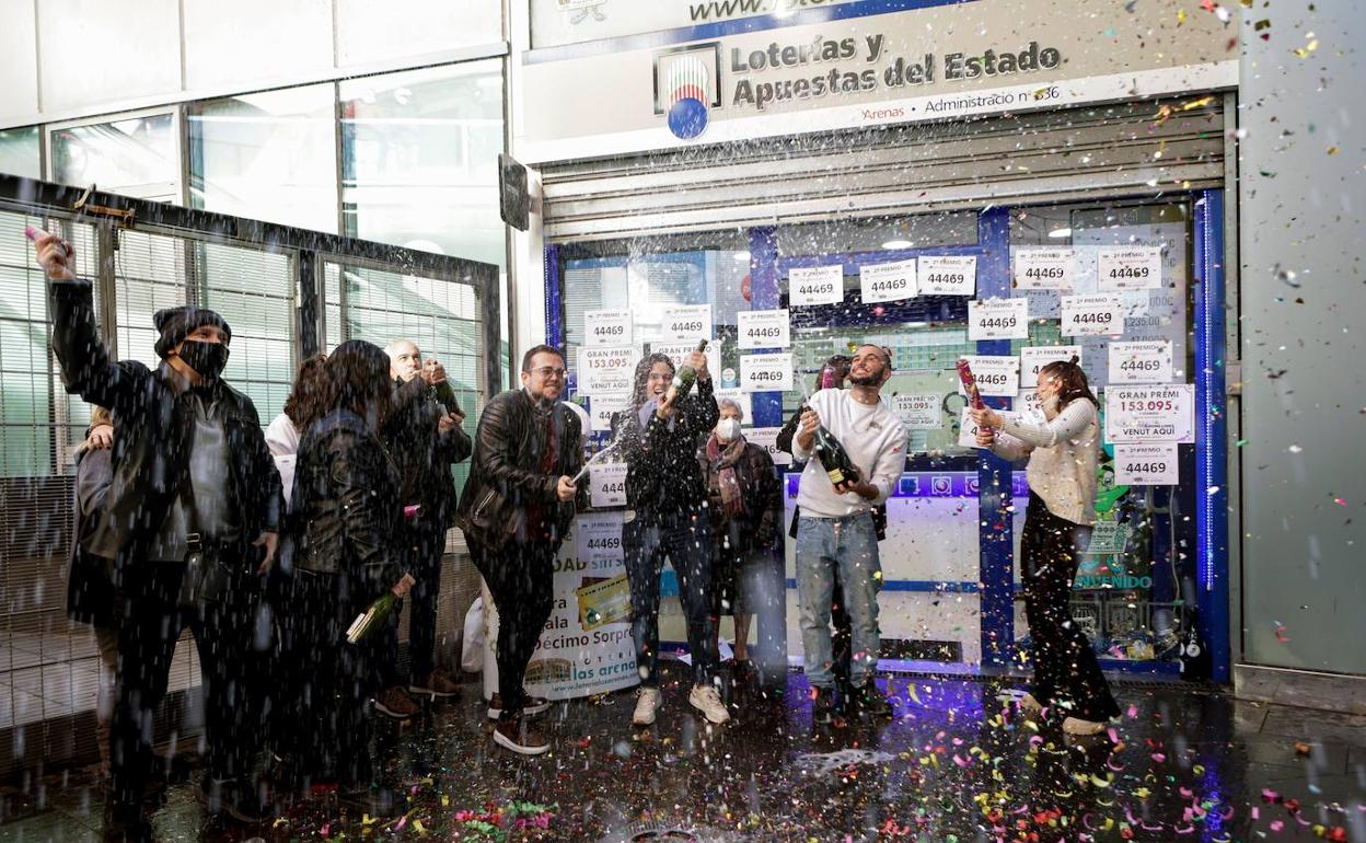 Trabajadores de la administración de loterías 336 de Barcelona, celebraron este jueves 6 tras vender décimos del segundo premio de la Lotería del Niño