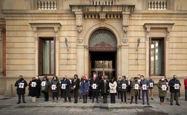 Parlamento de Navarra guarda un minuto de silencio.