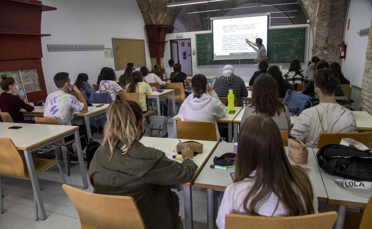 Universitarios durante una clase en una imagen de archivo.