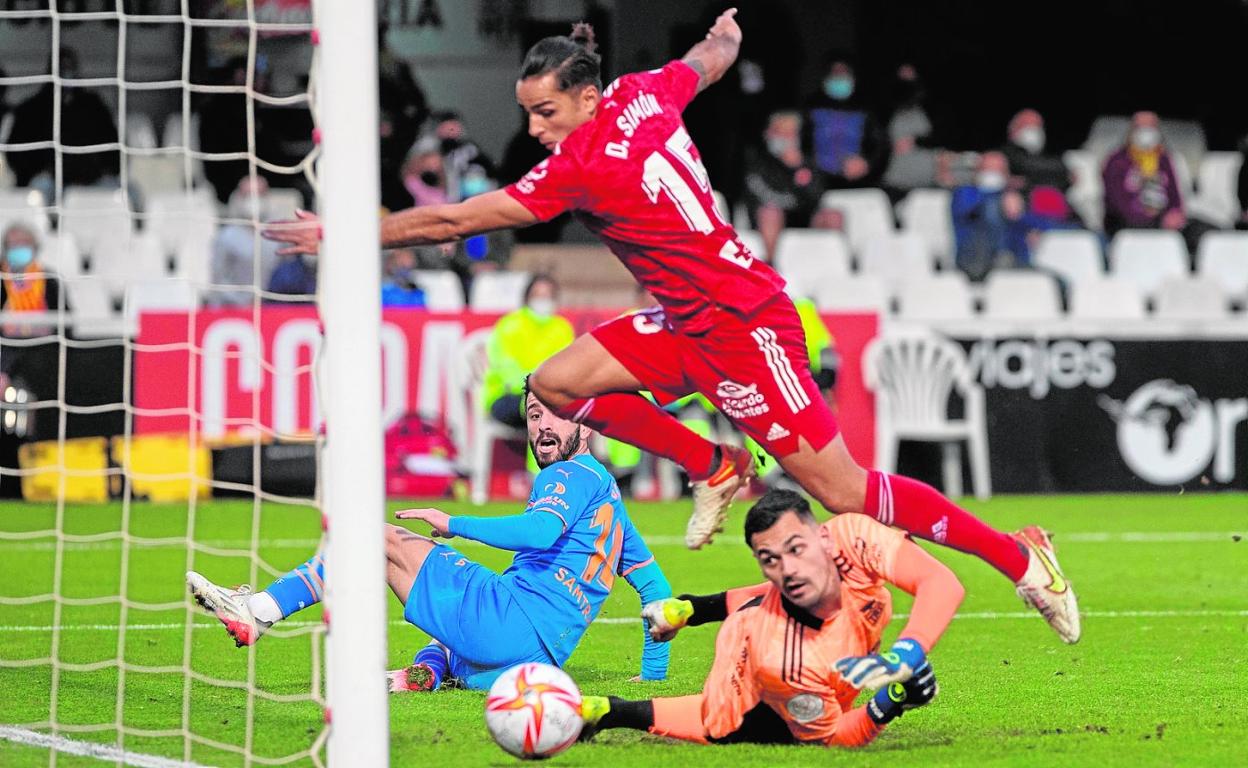 David Simón salta por encima de Prior para evitar un gol en el partido de Copa frente al Valencia. 
