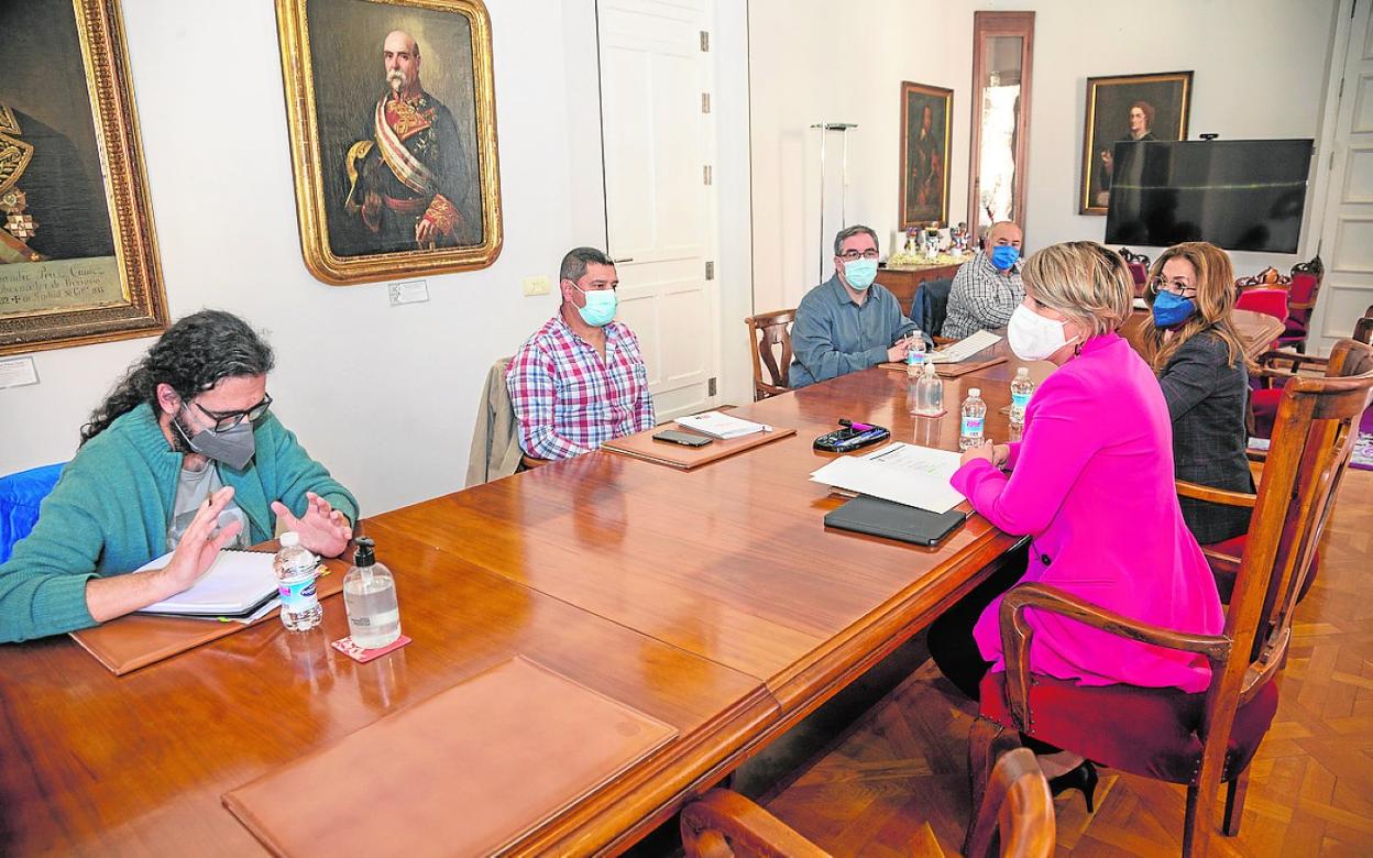 Representantes del comité de empresa de Sabic frente a Noelia Arroyo y Ana Belén Castejón. 