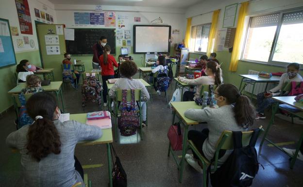 Educación improvisa la contratación de más de 800 docentes para compensar las bajas