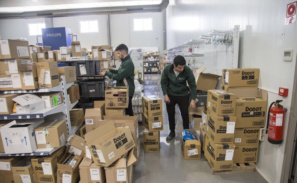 Trabajadores en un almacén de Dosfarma en una imagen de archivo. 