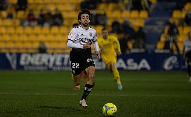 Delmás corre en busca de un balón en el encuentro de Alcorcón. 