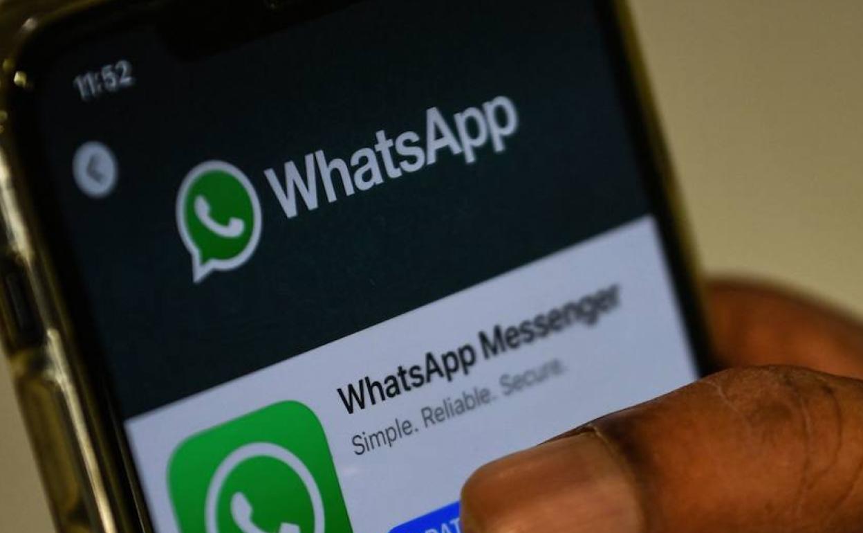 Un usuario actualiza la aplicación de WhatsApp.