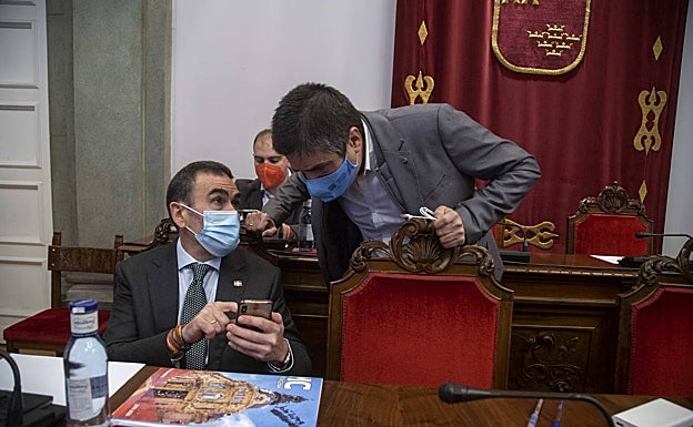 José López, con el portavoz adjunto de MC, Jesús Giménez, al inicio del Pleno. 