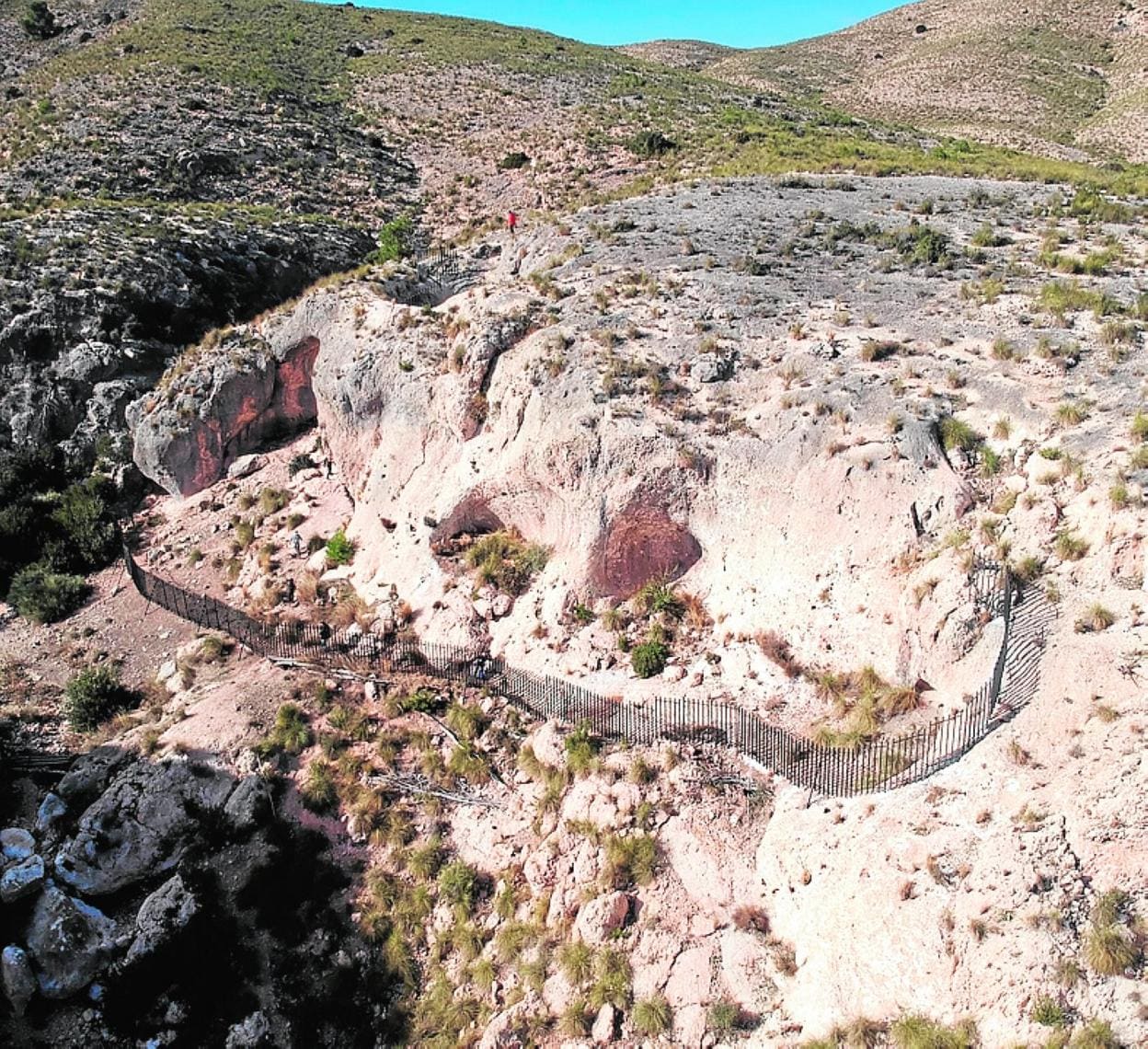 Panorámica del cerramiento instalado en la Cueva del Arco. 