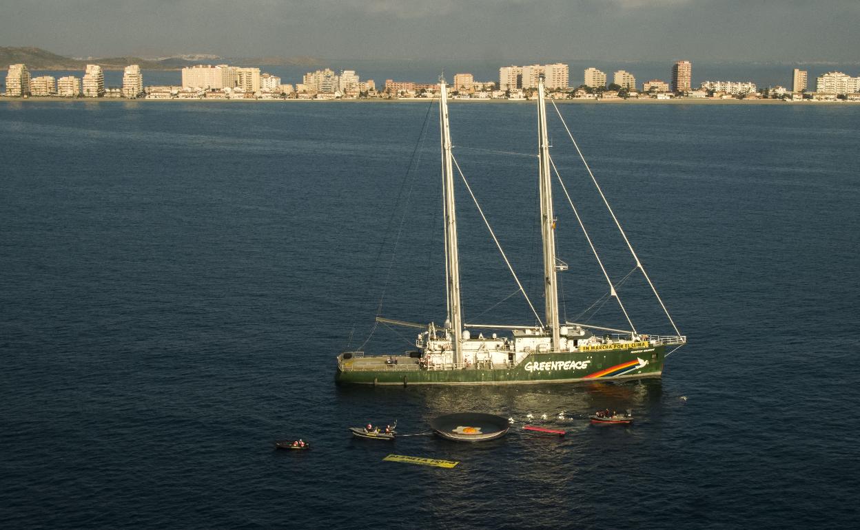 Un velero de la organización Greenpeace, en el Mar Menor, en julio de 2019. 