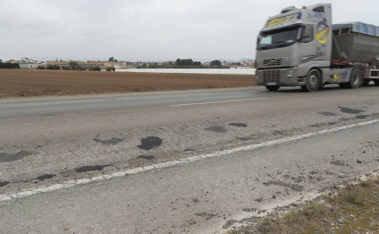 Baches en la carretera de La Aljorra.