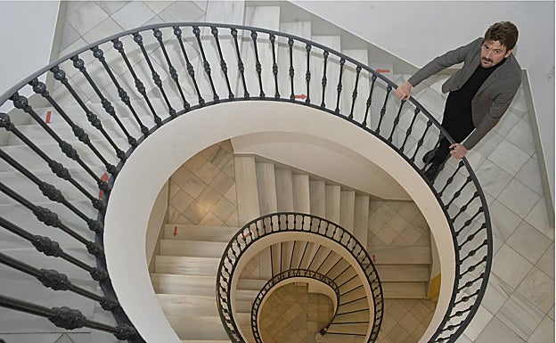 Rafel Fuster, en la escalera de la Casa Palarea, sede del Museo Ramón Gaya de Murcia. 