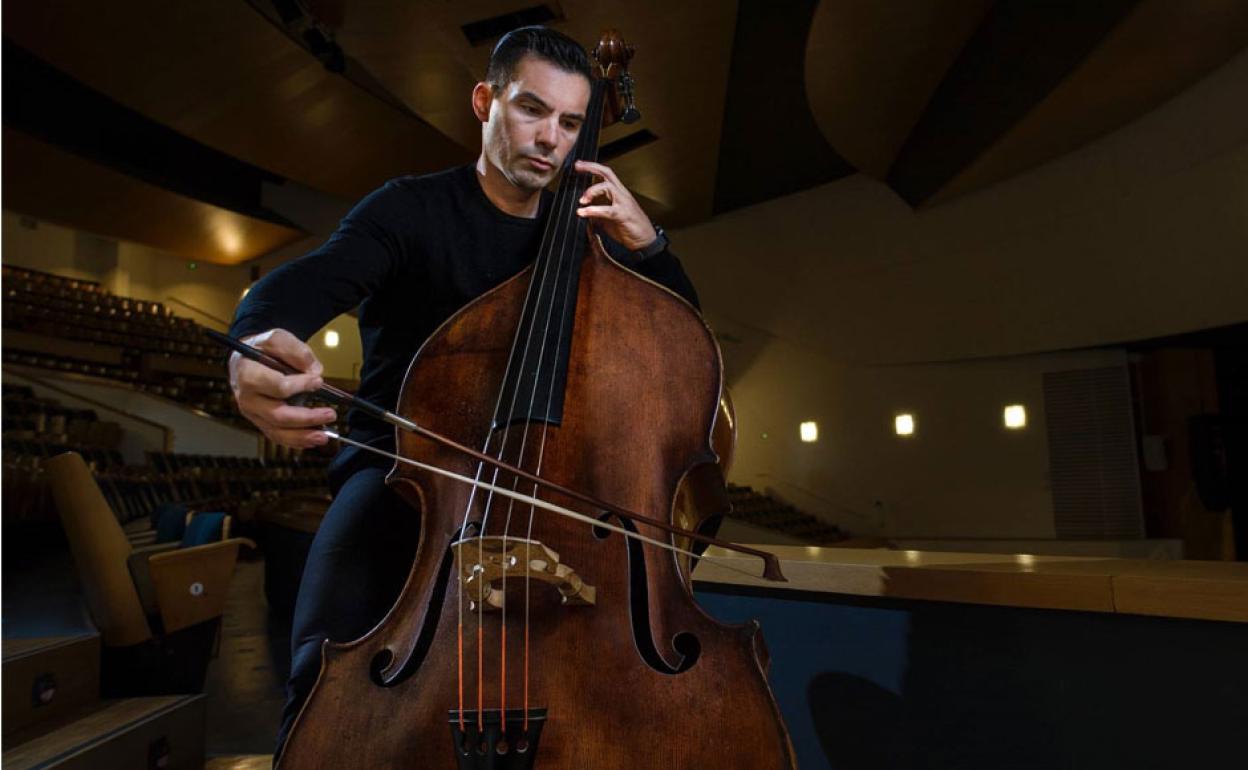 Andrea Rescaglio, contrabajista solista de la ÖSRM. 