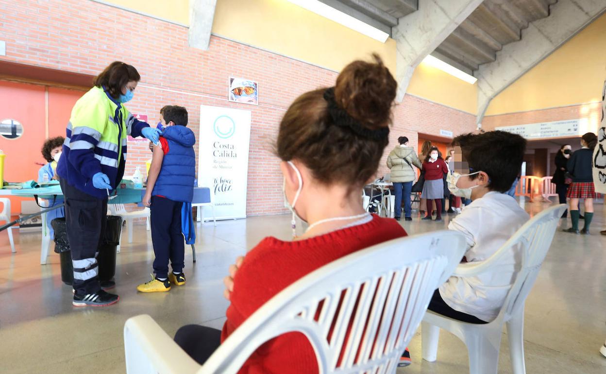 Niños murcianos de 8 a 11 años recibiendo la primera dosis, en una imagen de archivo. 