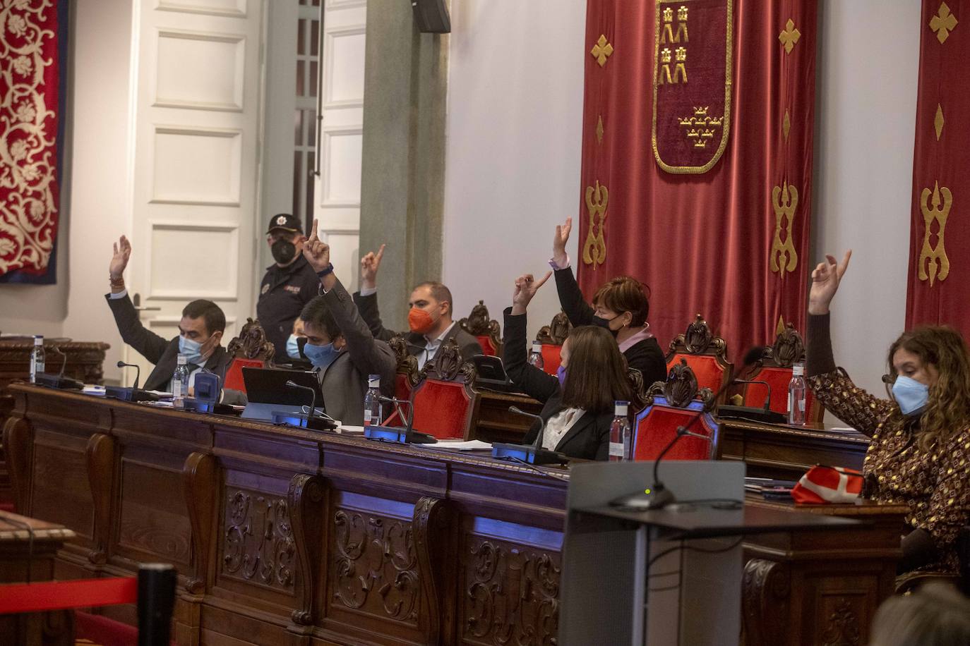 Fotos: El Pleno de Cartagena pide a la Comunidad que haga ya la vía de evacuación de Alumbres en caso de emergencia industrial
