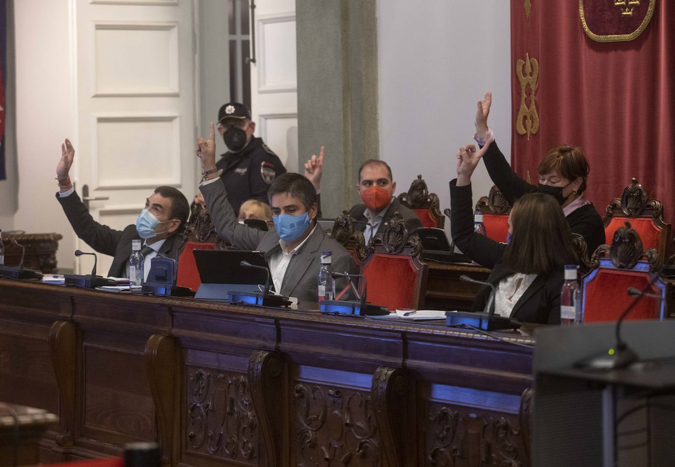 Fotos: El Pleno de Cartagena pide a la Comunidad que haga ya la vía de evacuación de Alumbres en caso de emergencia industrial