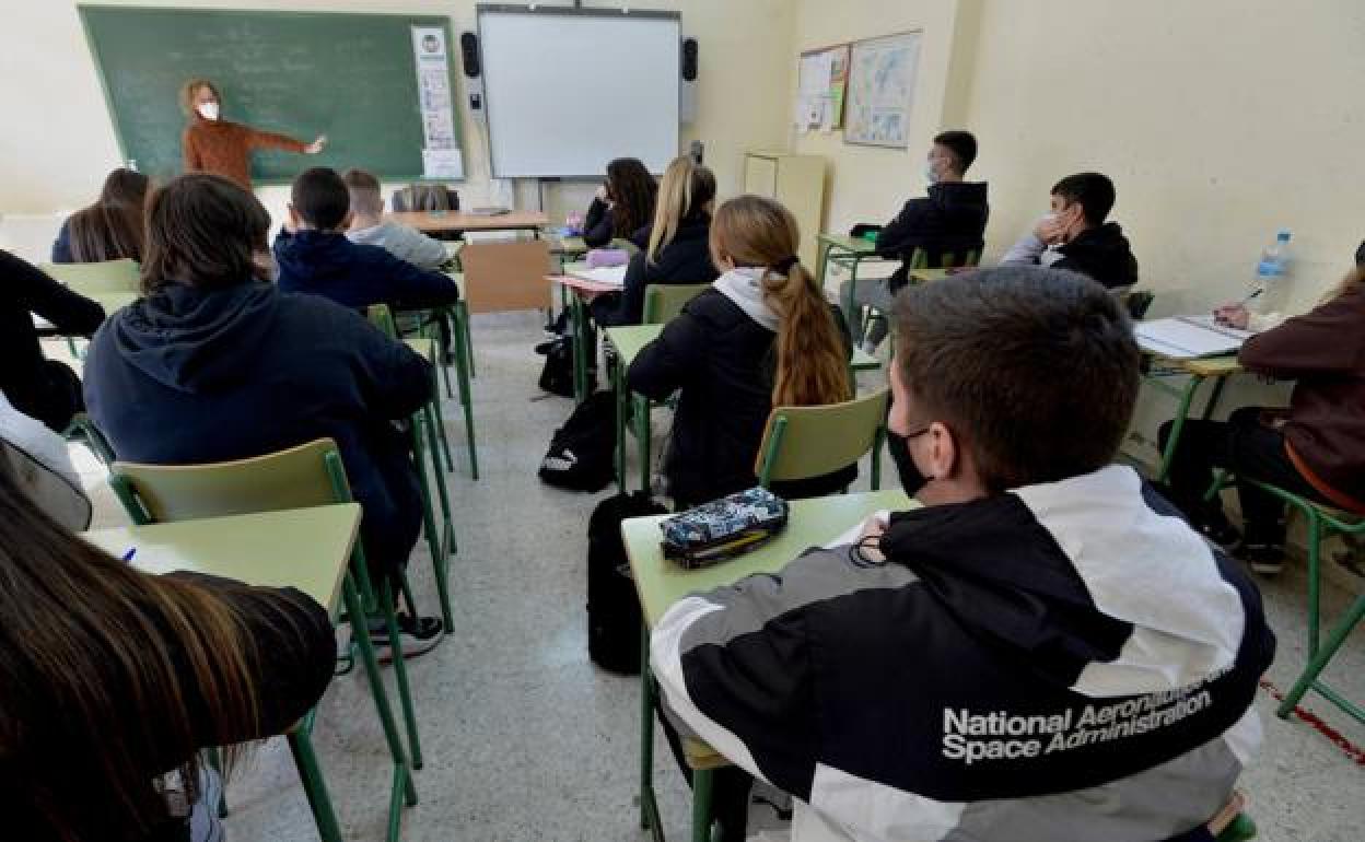 Alumnos en un aula del IES Sanje de Alcantarilla, este miércoles. 