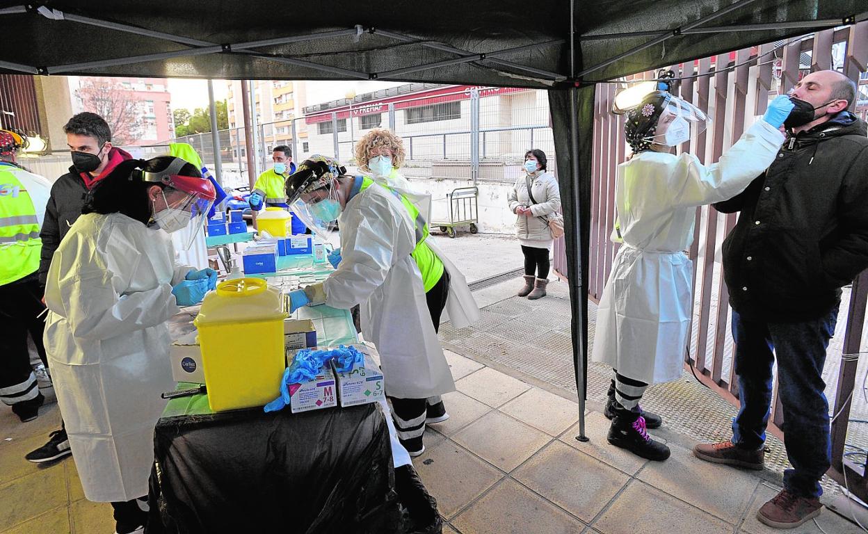 Una sanitaria con el equipo de protección individual hace el test de antígenos a un ciudadano en el centro de salud de San Andrés. 