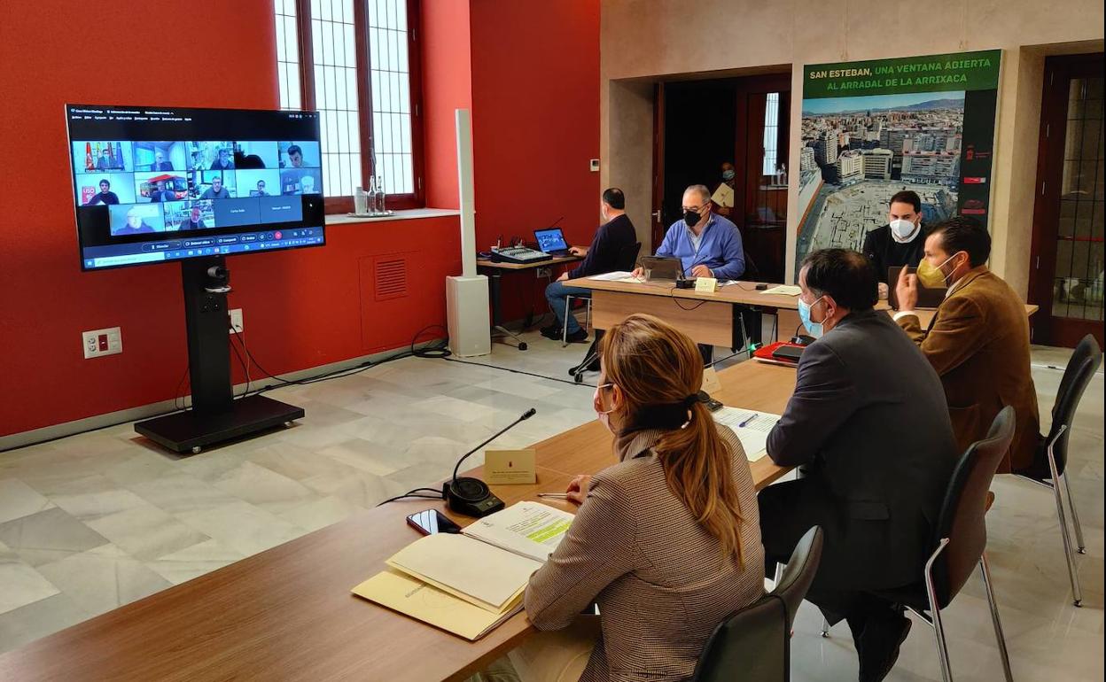 Reunión de la Mesa del Transporte del Ayuntamiento de Murcia, este jueves.