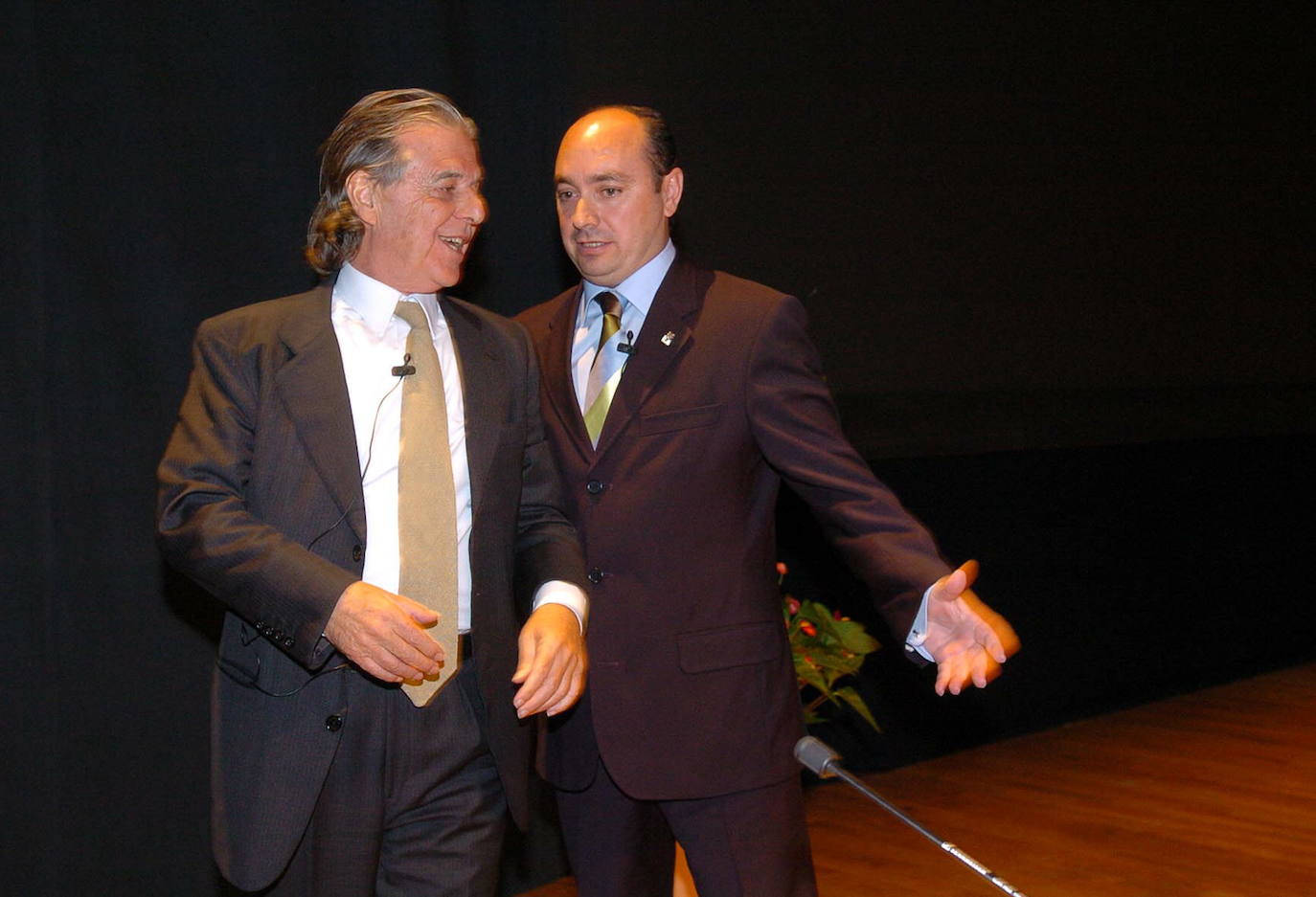 Presentación del proyecto de regeneración del polígono de La Paz preconizado por José López Rejas (d) y diseñado por el arquitecto Ricardo Bofill (i).