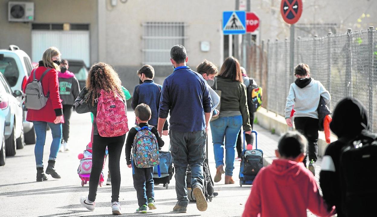 Alumnos del colegio Nuestra Señora de la Fuensanta, de Murcia, a la salida de clase ayer. 