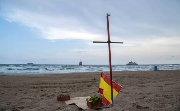 Galería. Algunos vecinos de La Manga colocaron objetos como homenaje al piloto fallecido.