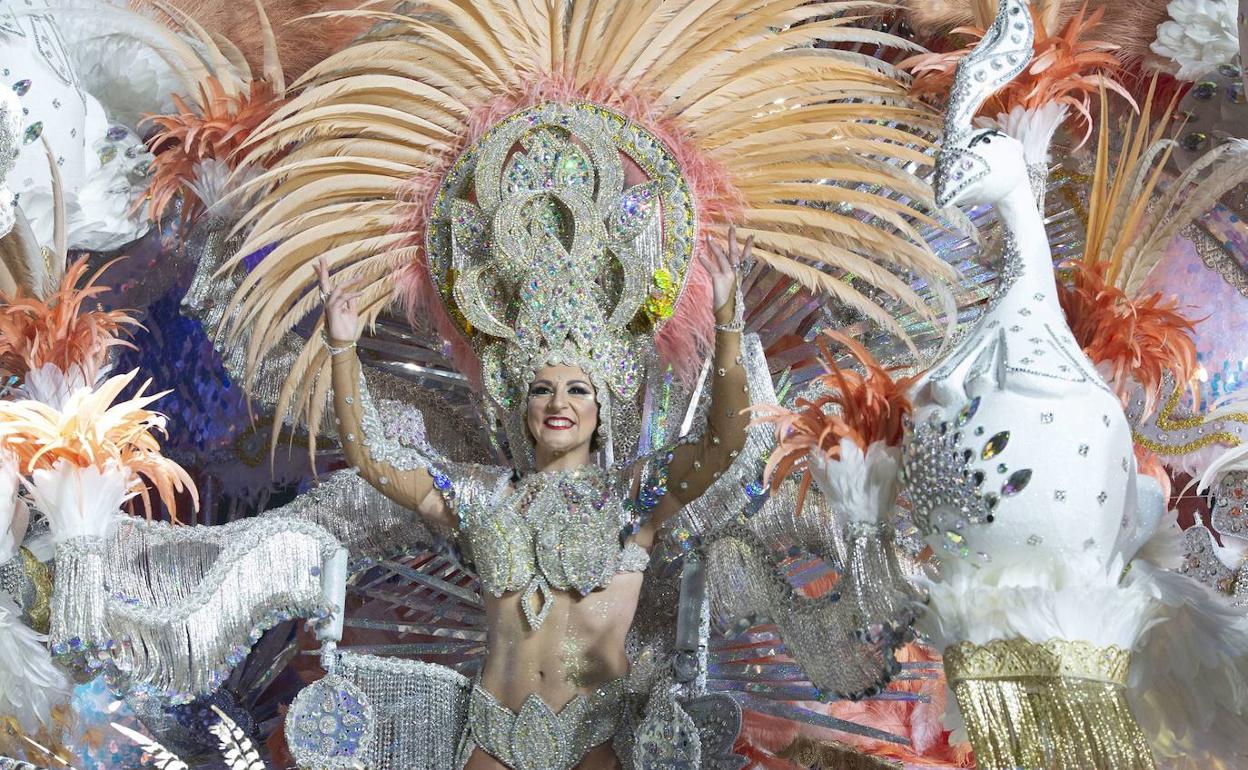 Una de las participantes en la Gala de elección de la Reina del Carnaval de Cartagena de 2020.
