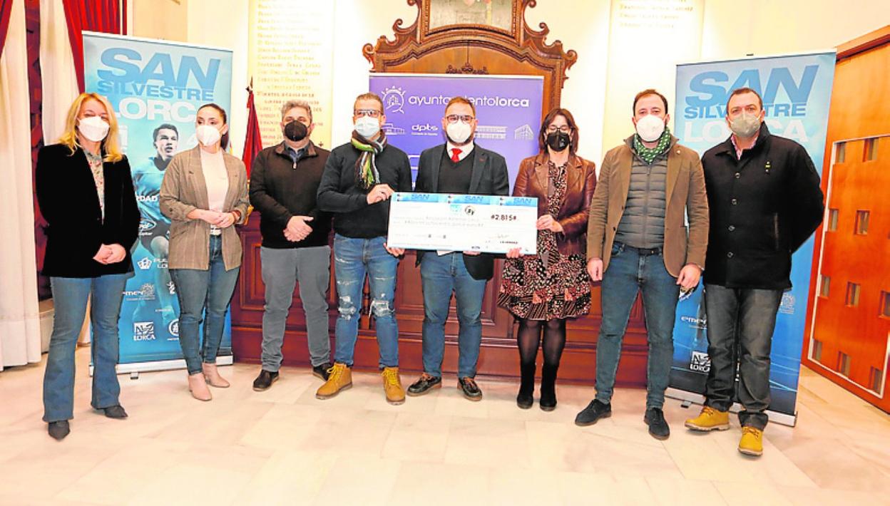 Acto de entrega del cheque en el Ayuntamiento, el viernes. 