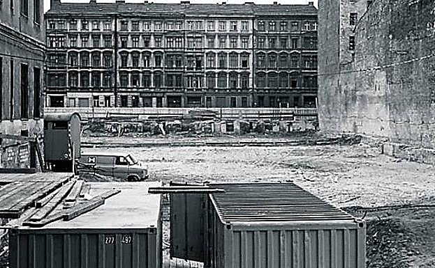Imagen sobre el paisaje urbano berlinés realizadas por Michael Schmidt a finales de los setenta. 
