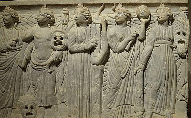 Sarcófago de las musas. Sepultura de mármol, descubierta en 1942 en la Capilla de San Antonio. Datada en el siglo III a. C. 